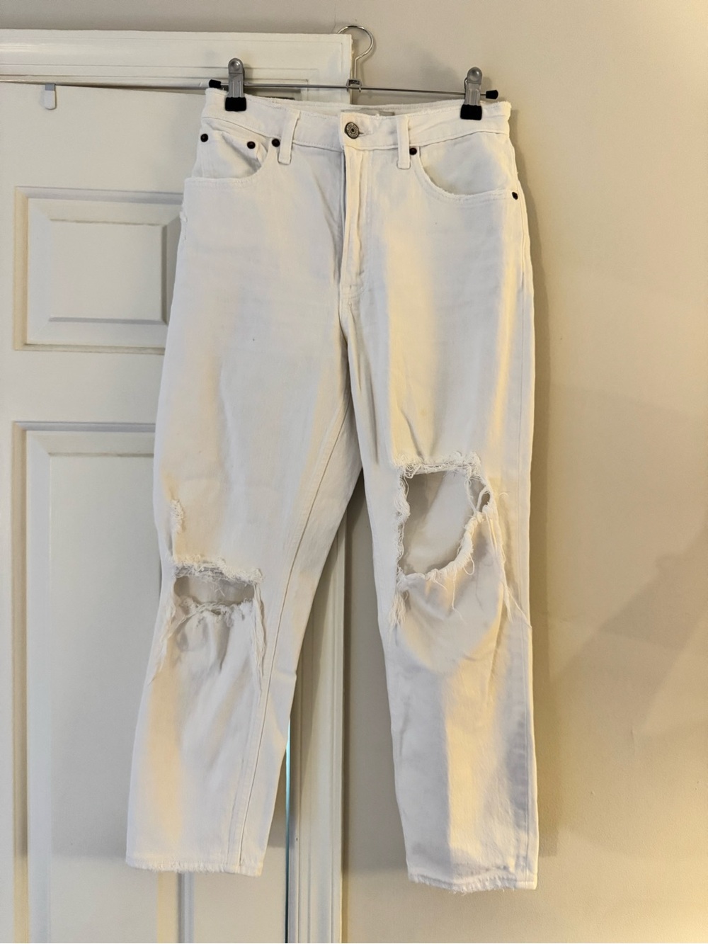 A+F White Distressed Women’s “The Mom” High Rise cropped Jeans - 26 short
